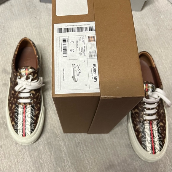 Women’s size 6 Burberry Shoes. Worn once. No damages or scratches. - Picture 11 of 15